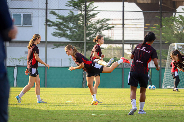 Sejumlah pesepak bola Timnas wanita Indonesia berlatih menjelang laga Kualifikasi Piala Asia Wanita 2026 di Lapangan Latihan Jakarta International Stadium (JIS), Tanjung Priok, Jakarta, Jumat (20/6/2025). Foto: Iqbal Firdaus/kumparan