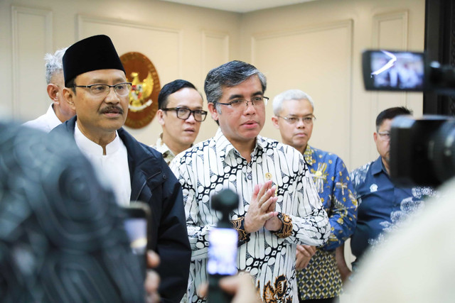 Menaker Yassierli dan Mensos Saifullah Yusuf (Gus Ipul) menyatakan siap kolaborasi untuk sukseskan Sekolah Rakyat, Jumat (20/6/2025). Foto: Dok. Kemnaker