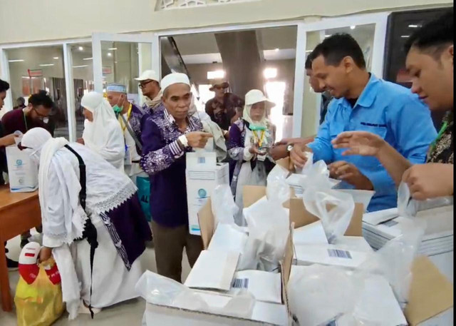 Jemaah haji Kloter 7 Kabupaten Bandung saat mengambil koper di Debarkasi Kertajati Indramayu. (20/6/2025). Foto: Panji Asmara/kumparan