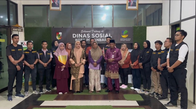 Dinas Sosial (Dinsos) Kota Pekanbaru berhasil menangkap Putri Riza (tengah), pengendaran N-Max yang menurunkan dua anaknya untuk mengemis dengan kostum badut di Jalan Sumatera, Kota Pekanbaru. Foto: Dok. Istimewa