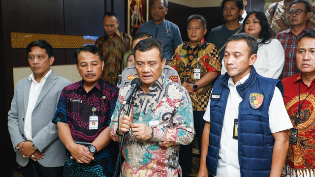 Gubernur Jateng Ahmad Luthfi gelar jumpa pers di kantornya, Jumat (20/6). Foto: Dok Pemprov Jateng