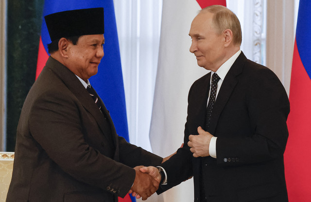 Presiden Rusia Vladimir Putin (kanan) berjabat tangan dengan Presiden Indonesia Prabowo Subianto menghadiri upacara penandatanganan setelah pertemuan mereka di Saint Petersburg pada 19 Juni 2025. Foto: ANATOLY MALTSEV / POOL / AFP