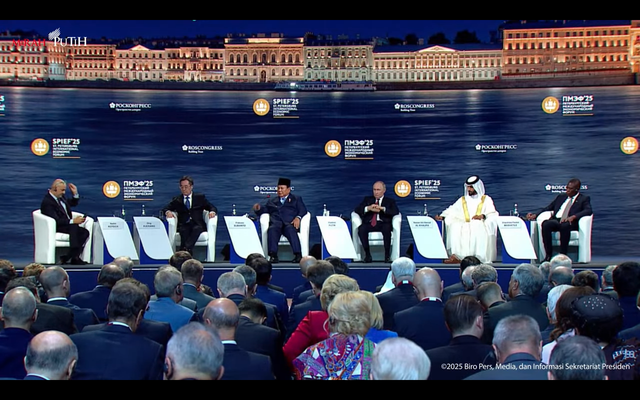 Presiden RI Prabowo Subianto (tengah) di Forum Ekonomi Internasional The 28th St. Petersburg International Economic Forum (SPIEF 2025) pada Jumat (20/6/2025). Foto: YouTube/ Sekretariat Presiden