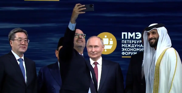 Moderator Forum Ekonomi Internasional St. Petersburg (SPIEF) selfie dengan para pembicara utama, Jumat (20/6). Foto: sputnik