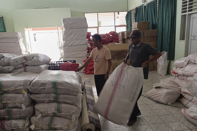 Kemensos Serahkan bantuan sosial ke warga terdampak banjir di Parigi Moutong. Foto: Dok. Kemensos