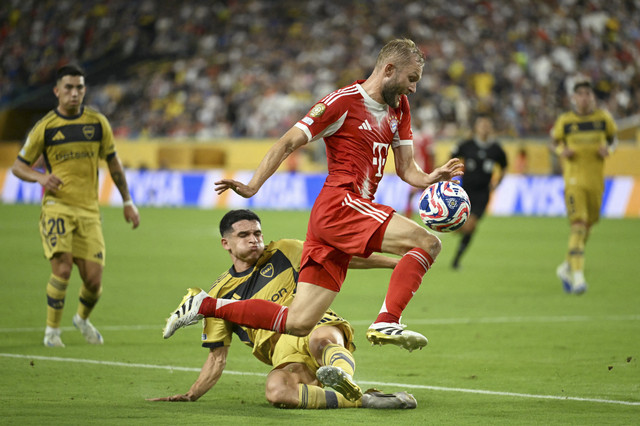 Pemain Bayern Muenchen Konrad Laimer berusaha melewati pemain Boca Juniors Lautaro Blanco pada pertandingan Piala Dunia Antarklub grup C di Stadion Hard Rock, Miami, Amerika Serikat, Jumat (20/6/2025). Foto: Chandan Khanna/AFP
