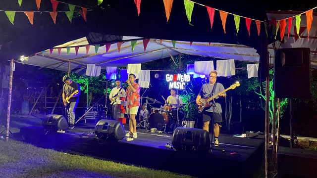 Penampilan dari band HOPE! di malam hari. Foto: Alycia Tracy Nabila/Hi!Pontianak