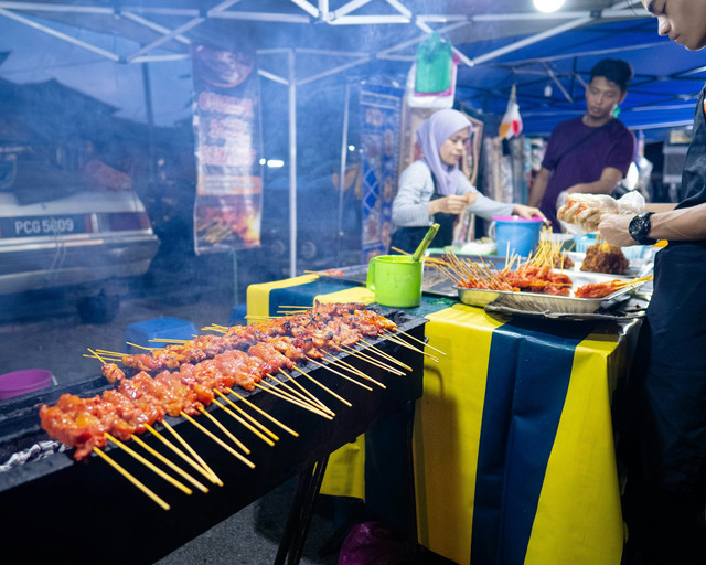 Wisata  Kuliner Malam Cirebon. Foto hanya ilustrasi, bukan tempat sebenarnya. Sumber: Unsplash/Kelvin Zyteng
