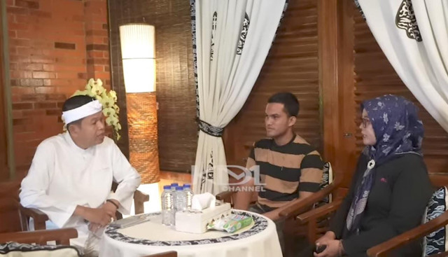 Ibu asal Lubuklinggau, Dian, beserta anaknya, Rehan, mengunjungi KDM untuk meminta bantuan/YouTube Channel: Kang Dedi Mulyadi. 