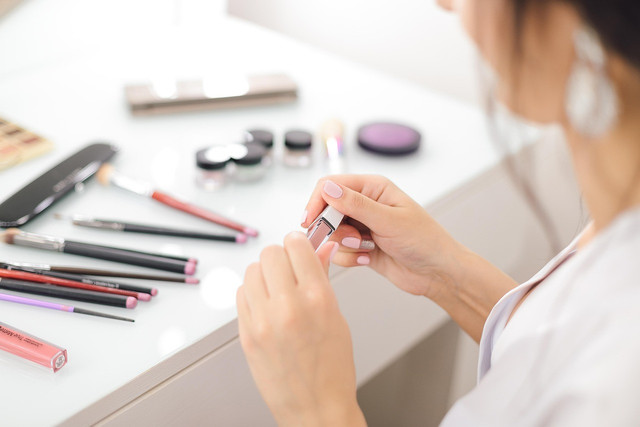 Ilustrasi tips memakai lipstik agar tidak terlihat tua, Foto: Pixabay/lubovlisitsa