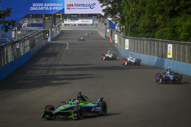 Sejumlah pembalap memacu kecepatan saat mengikuti latihan bebas pertama Formula E World Championship musim ke-11 di Jakarta International E-Prix Circuit (JIEC), Jakarta, Jumat (20/6/2025). Foto: Bayu Pratama S/ANTARA FOTO
