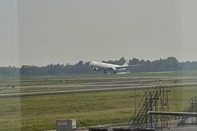 Momen pesawat Saudia dengan nomor SVA5688 mendarat darurat di Bandara Kualanamu, Deli Serdang, Sabtu (21/6/2025). Foto: Dok. SAR Medan