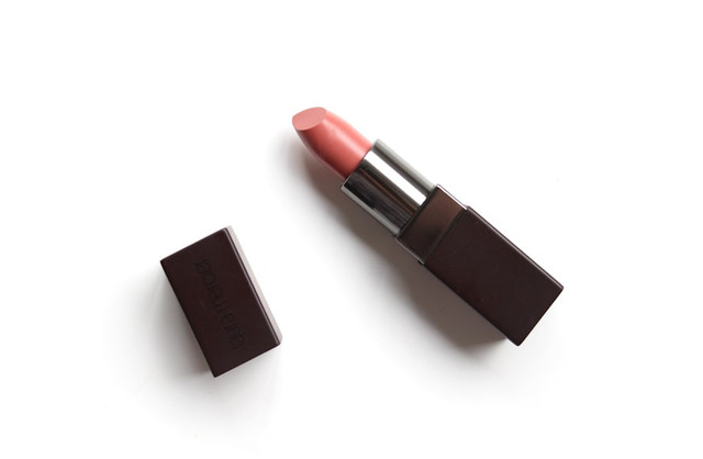 Ilustrasi cara mengatasi lipstik yang kering, foto: unsplash/Evangeline Sarney
