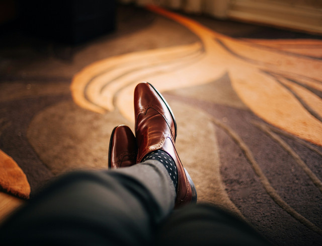 Ilustrasi Contoh Sepatu Tertutup Pria, sumber gambar unsplash/Clem Onojeghuo