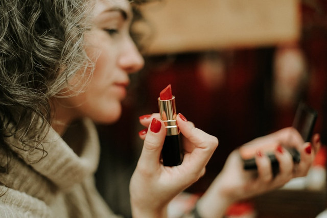 Ilustrasi tips memakai lipstik matte agar tidak pecah, foto: unsplash/Daria Gordova