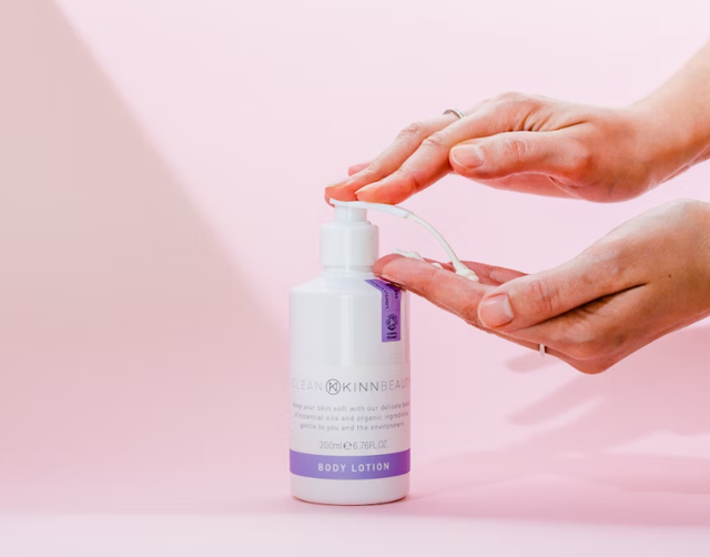 Ilustrasi rekomendasi body lotion di indomaret. Sumber: Unsplash/KINN Living