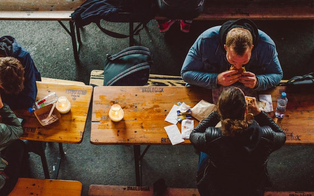 kuliner Jalan Pajajaran Bogor. Foto hanyalah ilustrasi bukan tempat sebenarnya. Sumber: Unsplash/Shane Rounce