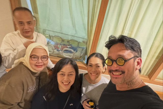 Tora Sudiro resmi menjadi kakek. Foto: Instagram/ @t_orasudi_ro