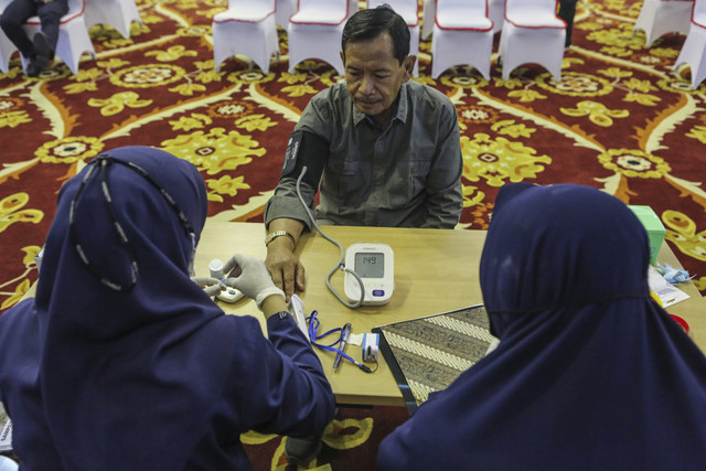 Wakil Wali Kota Sabang Suradji Junus (tengah) menjalani pemeriksaan kesehatan di BPSDM Kemendagri, Jakarta, Sabtu (21/6/2025).  Foto: Asprilla Dwi Adha/ANTARA FOTO