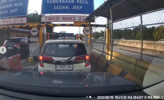 Sebuah mobil LCGC Toyota Calya dengan nomor polisi B 2829 UIL tertangkap terobos gerbang tol tanpa membayar dua kali.  Foto: Dok: Instagram @dashcam_owners_indonesia