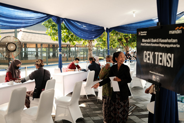 Kegiatan Mandiri Bakti Kesehatan untuk abdi dalam berlangsung di Bangsal Manganan, Karaton Ngayogyakarta Hadiningrat dan menjadi bagian dari rangkaian Road to Mandiri Jogja Marathon 2025. Foto: dok. Bank Mandiri