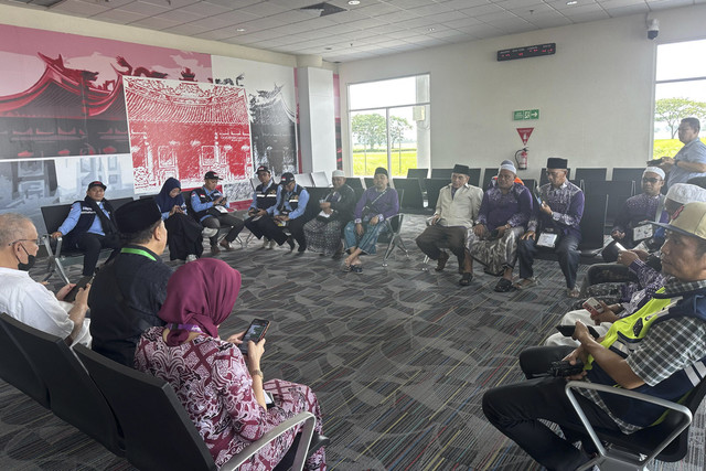 Penumpang pesawat Saudia SVA5688 yang mendarat darurat di Bandara Kualanamu, Medan, Sabtu (21/6/2025). Foto: Dok. kumparan