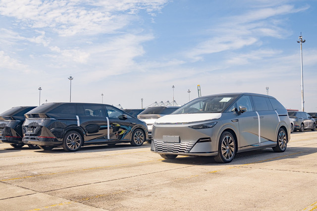 Sejumlah mobil listrik XPeng X9 tiba di Indonesia. Foto: Xpeng