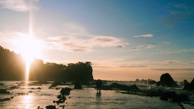 Foto Pantai Sawarna saat pagi hari (foto: Rifdah Thufailah/dokumentasi pribadi)