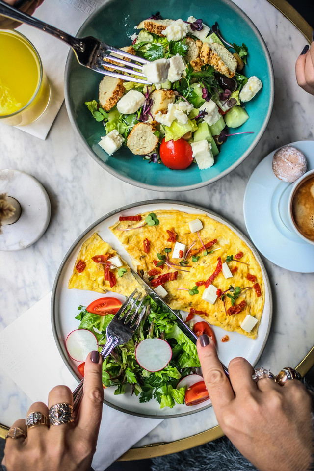 Photo Eating Salads in a Restaurant. Foto: Doğu Tuncer via pexels 
