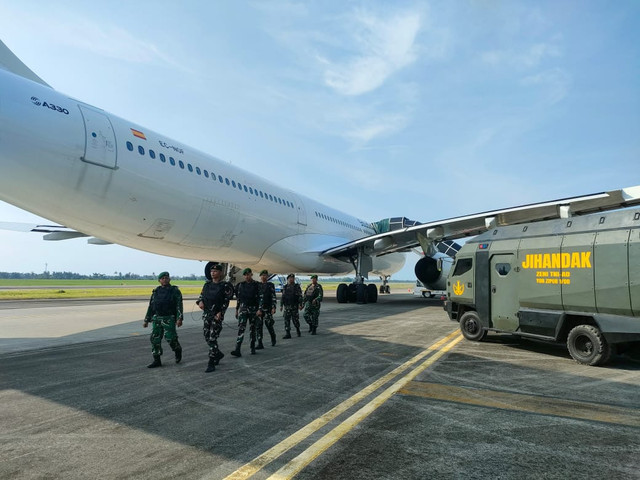 Suasana pemeriksaan dan sterilisasi pesawat Saudia SVA5688 yang mendarat darurat di Bandara Kualanamu, Kabupaten Deli Serdang, usai terima ancaman bom, Sabtu (21/6). Foto: Dok: Puspen TNI