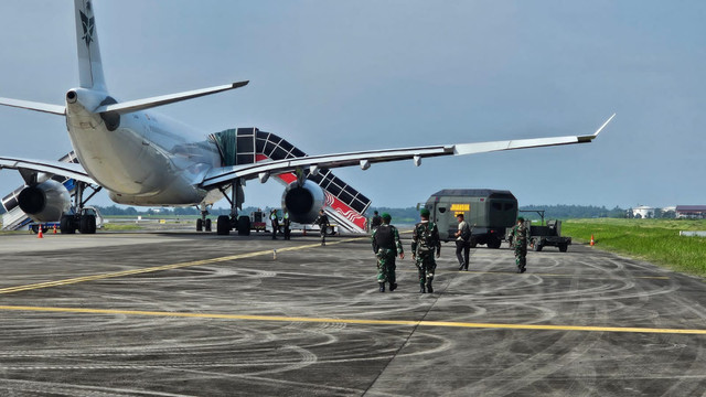 Suasana pemeriksaan dan sterilisasi pesawat Saudia SVA5688 yang mendarat darurat di Bandara Kualanamu, Deli Serdang, usai terima ancaman bom, Sabtu (21/6/2025). Foto: Dok: Puspen TNI