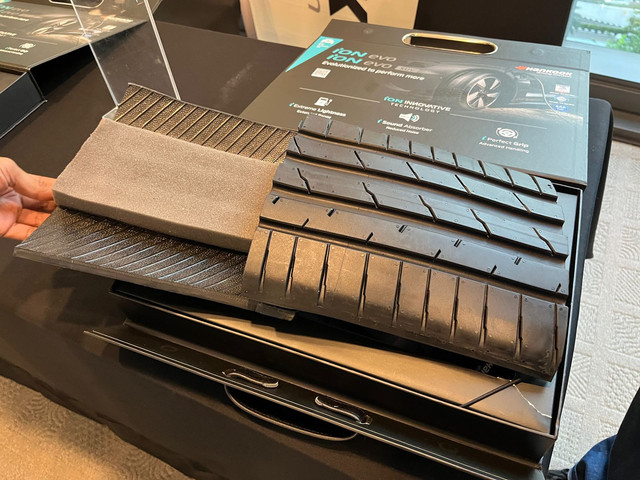 Tampak bagian dalam ban Hankook iON GT dibekali busa peredam suara bising. Foto: Syahrul Ghiffari/kumparan