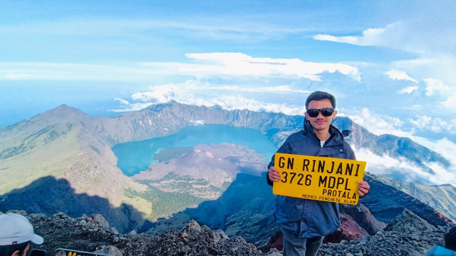 Potret Pemandangan dari Puncak Gunung Rinjani (Sumber: Dokumen Pribadi).