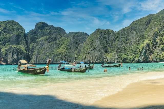 Foto Phiphi Island Thailand. Negara yang Wajib Dikunjungi Sekali Seumur Hidup. Sumber: Unsplash/M o e
