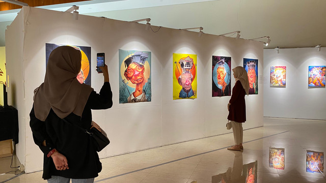 Pengunjung sedang mengabadikan momen pada pameran seni ‘Art Borneo Bala Dingan 2025’ di Gedung Dekranasda Kalimantan Barat. Foto: Alycia Tracy Nabila/HiPontianak 