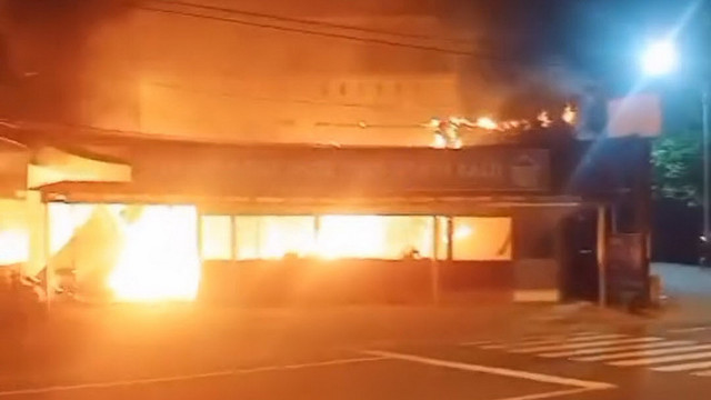 Kebakaran warung milik Mulyono, yang berlokasi di Jalan Raya Babat-Bojonegoro, turut Desa Kabunan, Kecamatan Balen, Kabupaten Bojonegoro, Jawa Timur. Minggu (22/05/2025) (Aset: Istimewa)