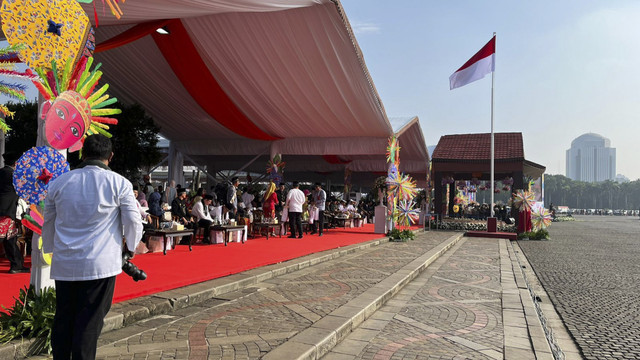 Upacara rangkaian ulang tahun Jakarta ke 498 di Monas, Jakarta Pusat, Minggu (22/6/2025). Foto: Haya Syahira/kumparan