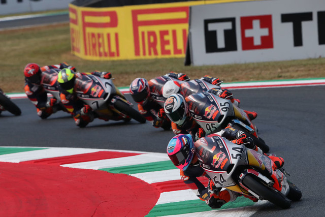 Pebalap Indonesia, Veda Ega Pratama, beraksi saat balapan Red Bull Rookies Cup di Sirkuit Mugello, Italia, pada 21 Juni 2025. Foto: Red Bull Rookies Cup
