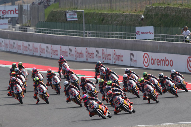Pebalap Indonesia, Veda Ega Pratama, beraksi saat balapan Red Bull Rookies Cup di Sirkuit Mugello, Italia, pada 21 Juni 2025. Foto: Red Bull Rookies Cup