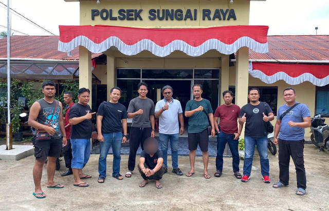 Pelaku penganiayaan saat berada di Polsek Sungai Raya. Foto: Dok. Polres Sanggau 