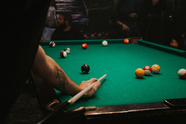 Tempat billiard di Bandung. Foto ilustrasi bermain biliar. Sumber: Unsplash/Klara Kulikova