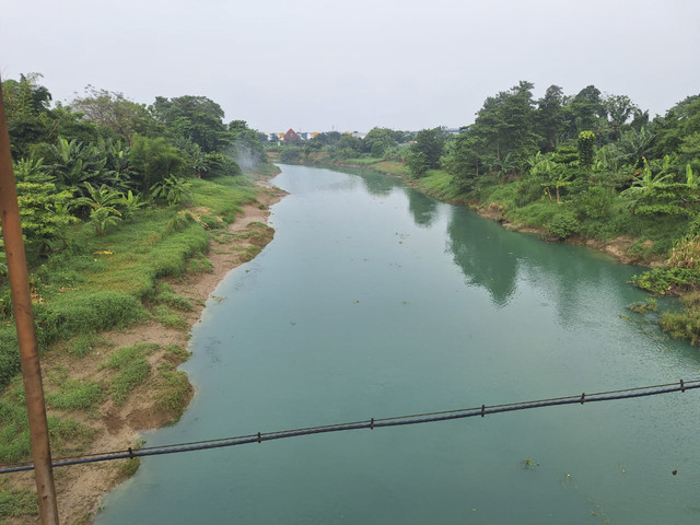 Penampakan air Sungai Citarum yang berubah warna dari cokelat keruh menjadi kehijauan diduga karena tercemar limbah. Foto: kumparan