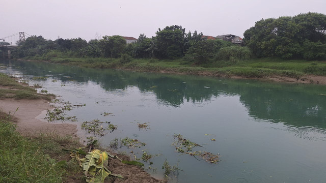 Penampakan air Sungai Citarum yang berubah warna dari coklat keruh menjadi biru kehijauan diduga karena tercemar limbah. Foto: kumparan