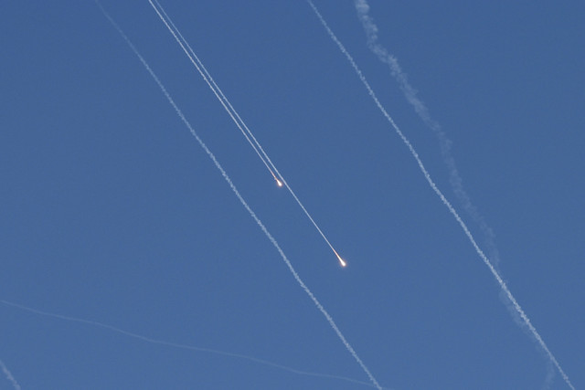 Rudal yang diluncurkan dari Iran ke arah Israel terlihat dari Tubas, di Tepi Barat yang diduduki Israel, Minggu (22/6/2025). Foto: Raneen Sawafta/REUTERS 