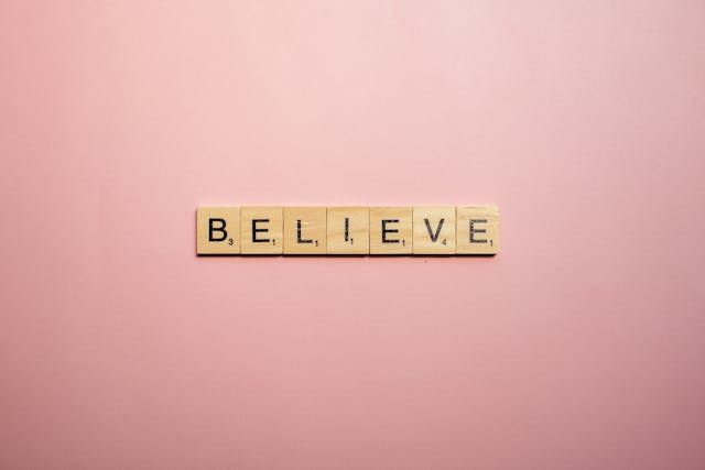 Ilustrasi Percaya Diri Sendiri. https://www.pexels.com/photo/inscription-made-from-wooden-cubes-8110759/