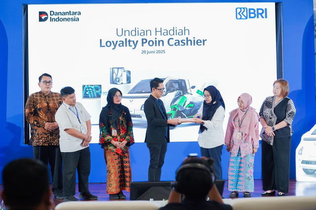 BRI menyerahkan hadiah untuk merchant program Loyalty Poin Cashier 2025 di Kantor Pusat BRI, Jakarta pada Jumat (20/06). Foto: Dok. BRI