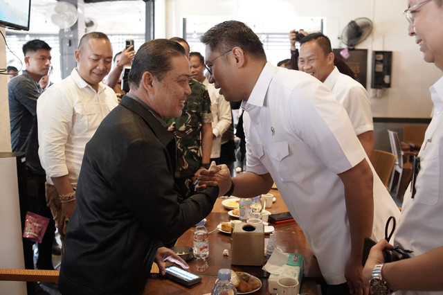 Wamentan, Sudaryono saat menyalami Gubernur Kalbar, Ria Norsan. Foto: Dok. Istimewa