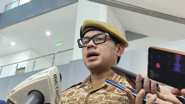 Wakil Menteri Dalam Negeri (Wamendagri) Bima Arya Sugiarto menjawab pertanyaan wartawan di media center IPDN, Jatinangor, Kabupaten Sumedang, pada Minggu (22/6/2025). Foto: Alya Zahra/kumparan 