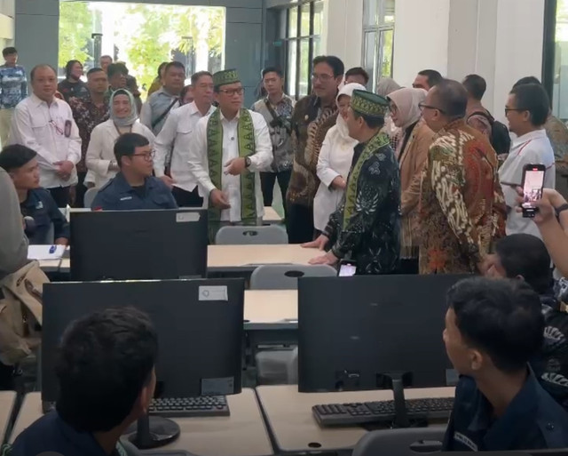 Menteri P2MI saat mengunjungi SMK-SMTI Pontianak. Foto: Adpim Pemprov Kalbar