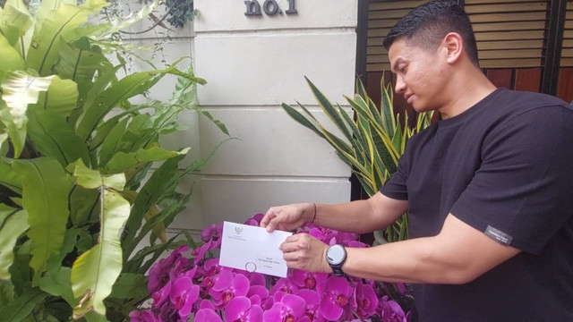 Kompol Syarif Muhammad Fitriansyah mengecek bunga anggrek pemberian Presiden Prabowo Subianto untuk ultah Presiden ke-7 RI Joko Widodo. Foto: kumparan